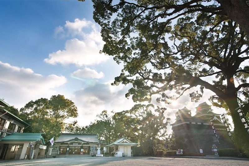 熊本城の天守閣を臨む「加藤神社」